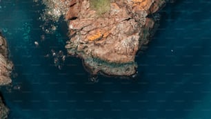 una veduta aerea di uno specchio d'acqua vicino a una scogliera