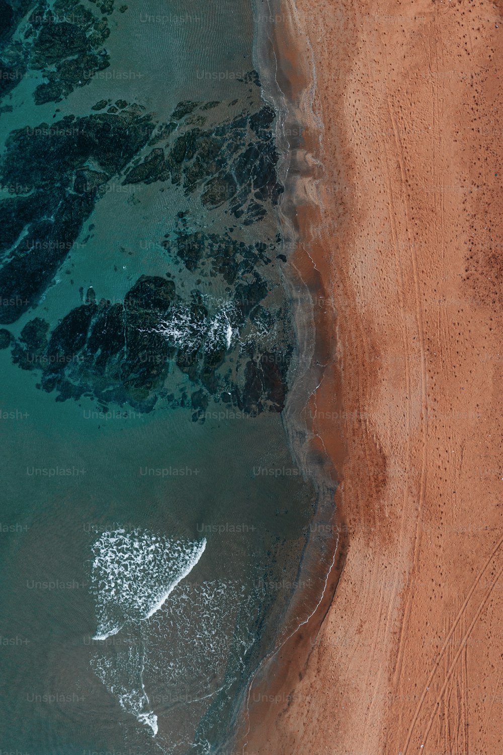 Luftaufnahme eines Sandstrandes und des Ozeans