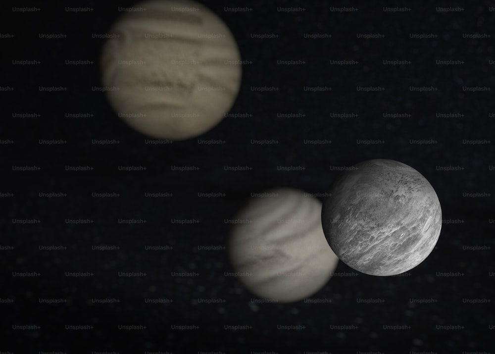 três planetas são mostrados no céu escuro