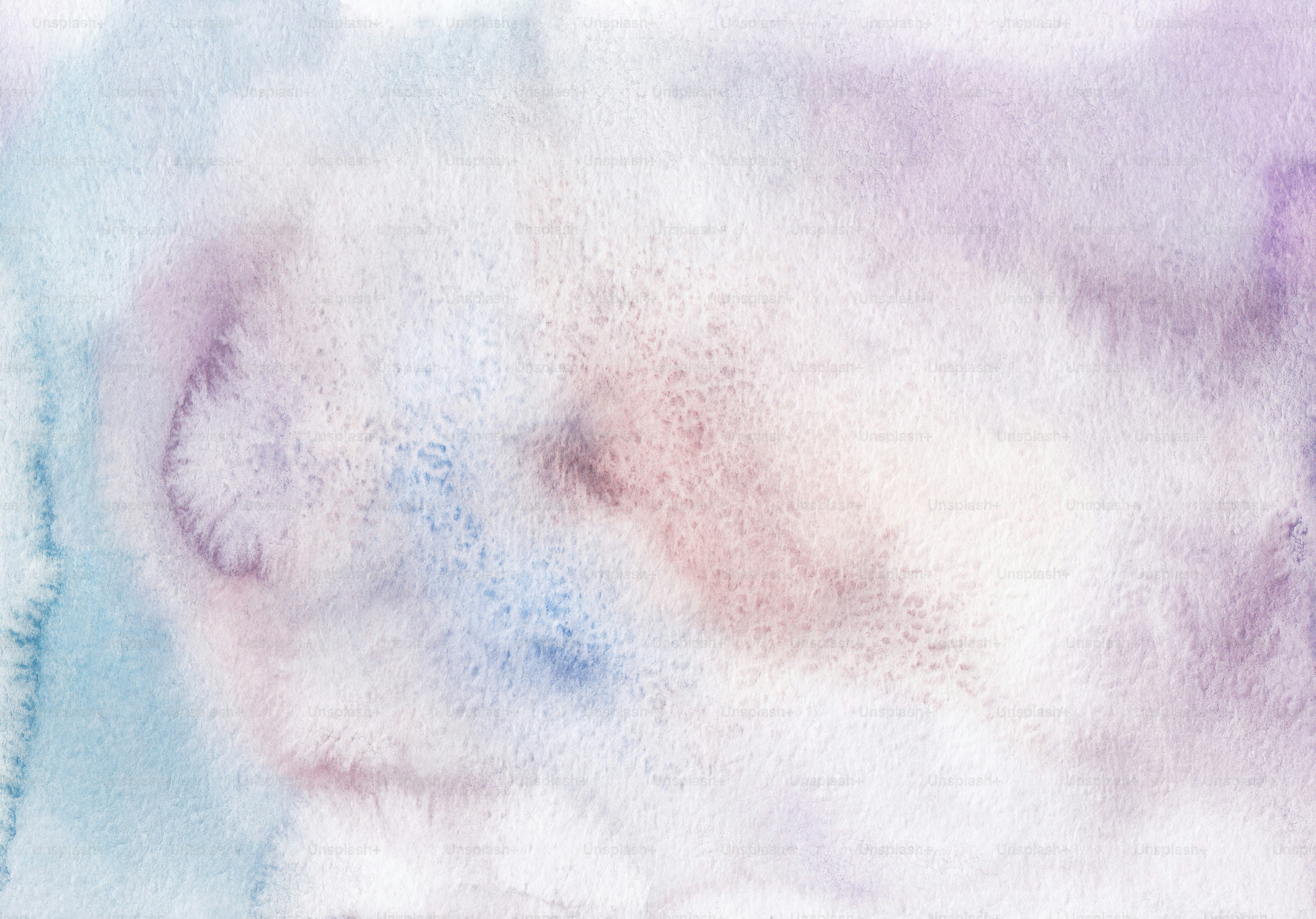 une aquarelle d’un fond bleu, violet et blanc