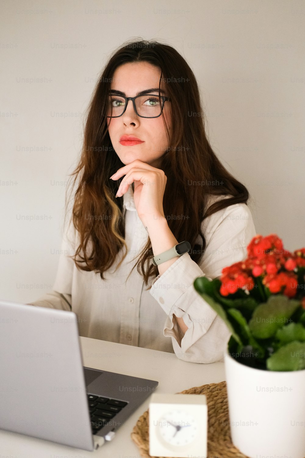 Una donna seduta a una scrivania con un computer portatile