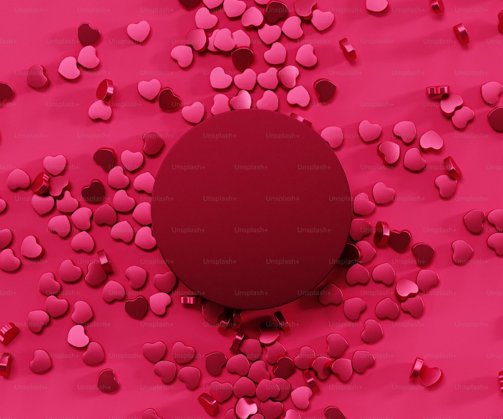 분홍색 배경에 하트로 둘러싸인 둥근 물체