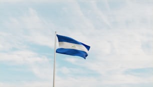 Una bandera ondeando en el viento en un día nublado