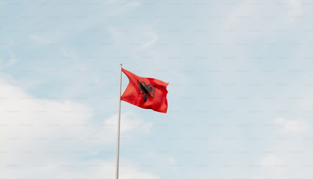 Una bandera roja ondeando alto en el cielo