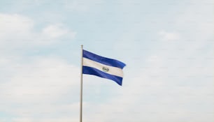 Una bandiera che sventola nel vento con un cielo blu sullo sfondo