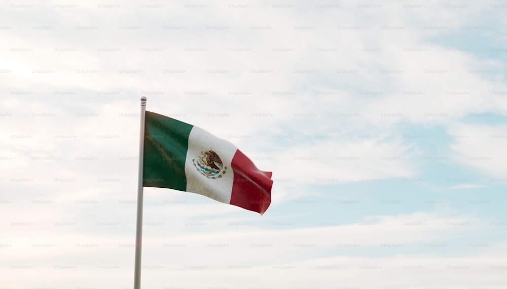 una bandera ondeando al viento en un día nublado