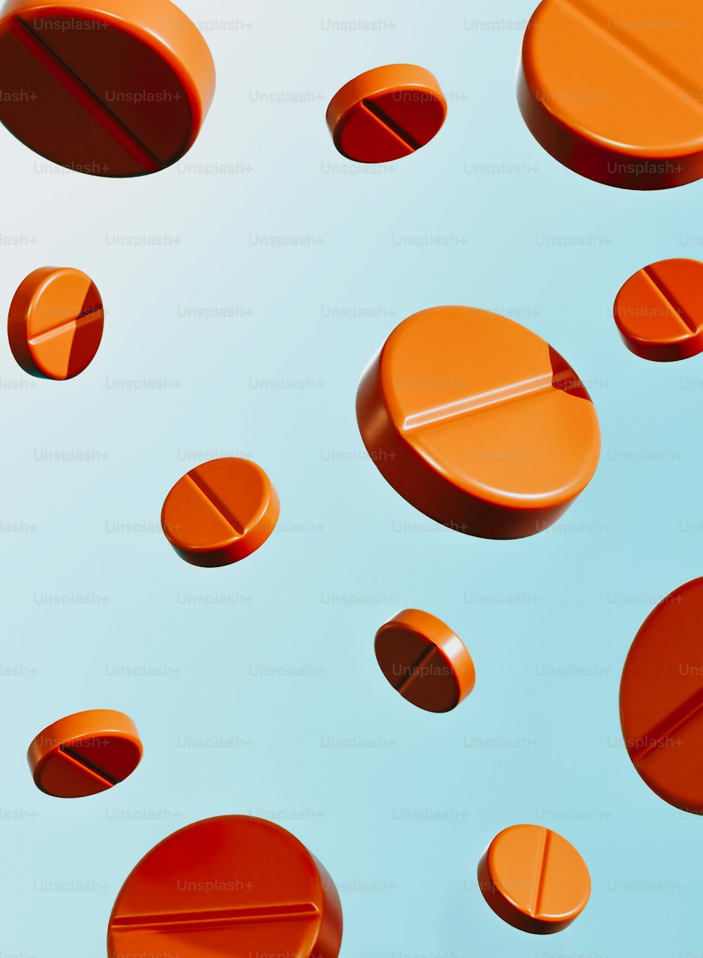 um grupo de pílulas laranjas sentadas em cima de uma superfície azul