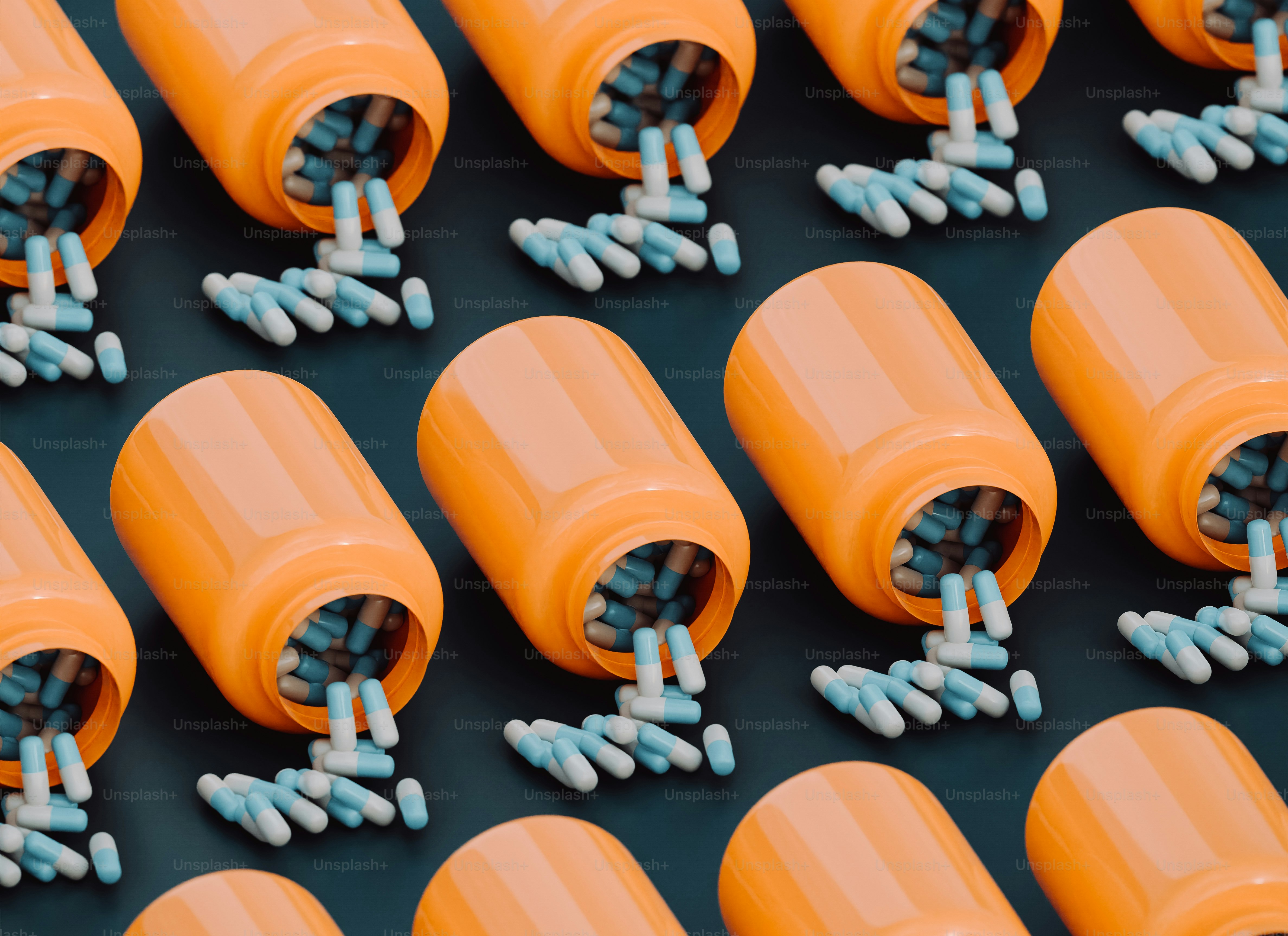 Un grupo de frascos de píldoras naranjas llenos de píldoras azules y blancas