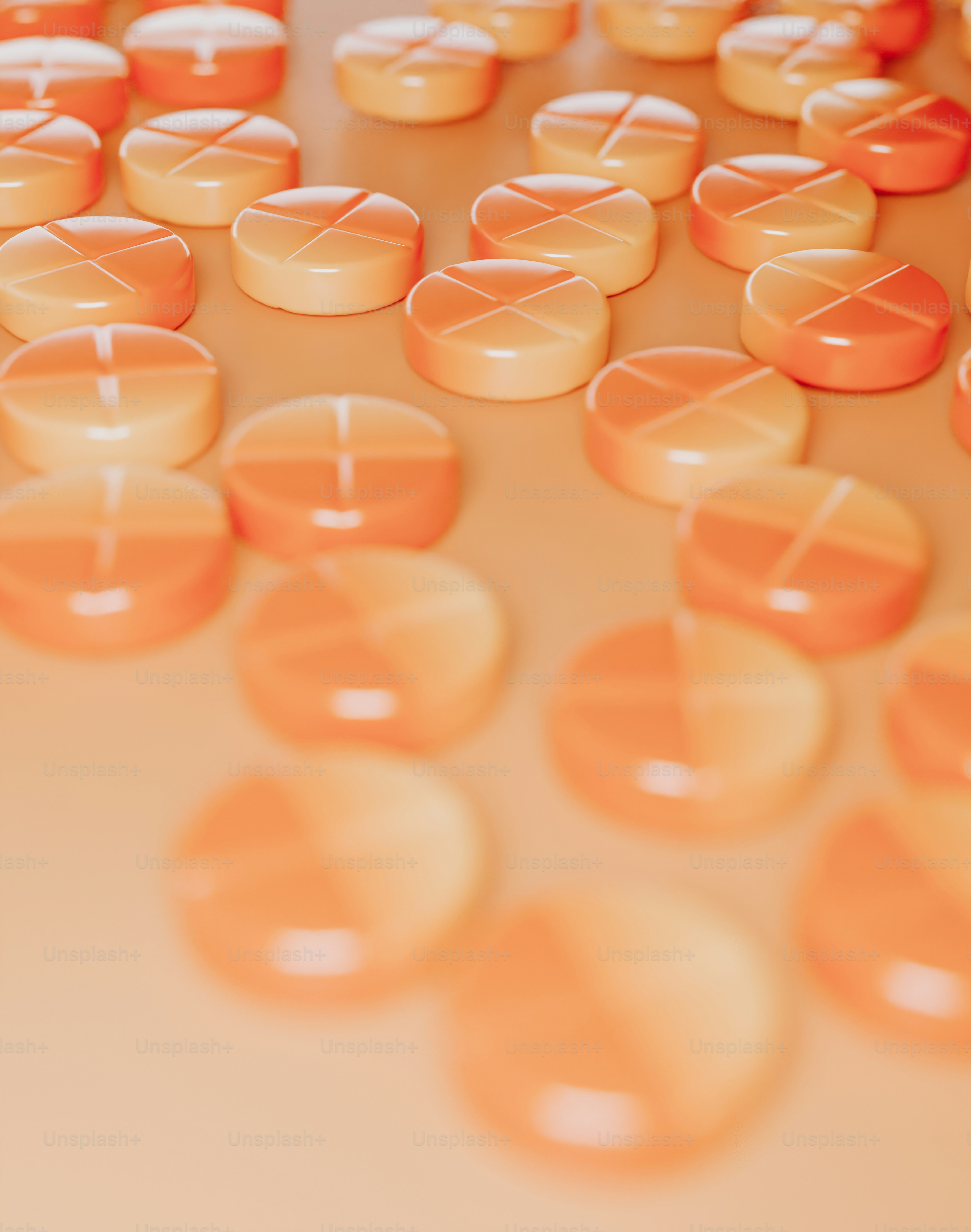 Un montón de pastillas sentadas encima de una mesa