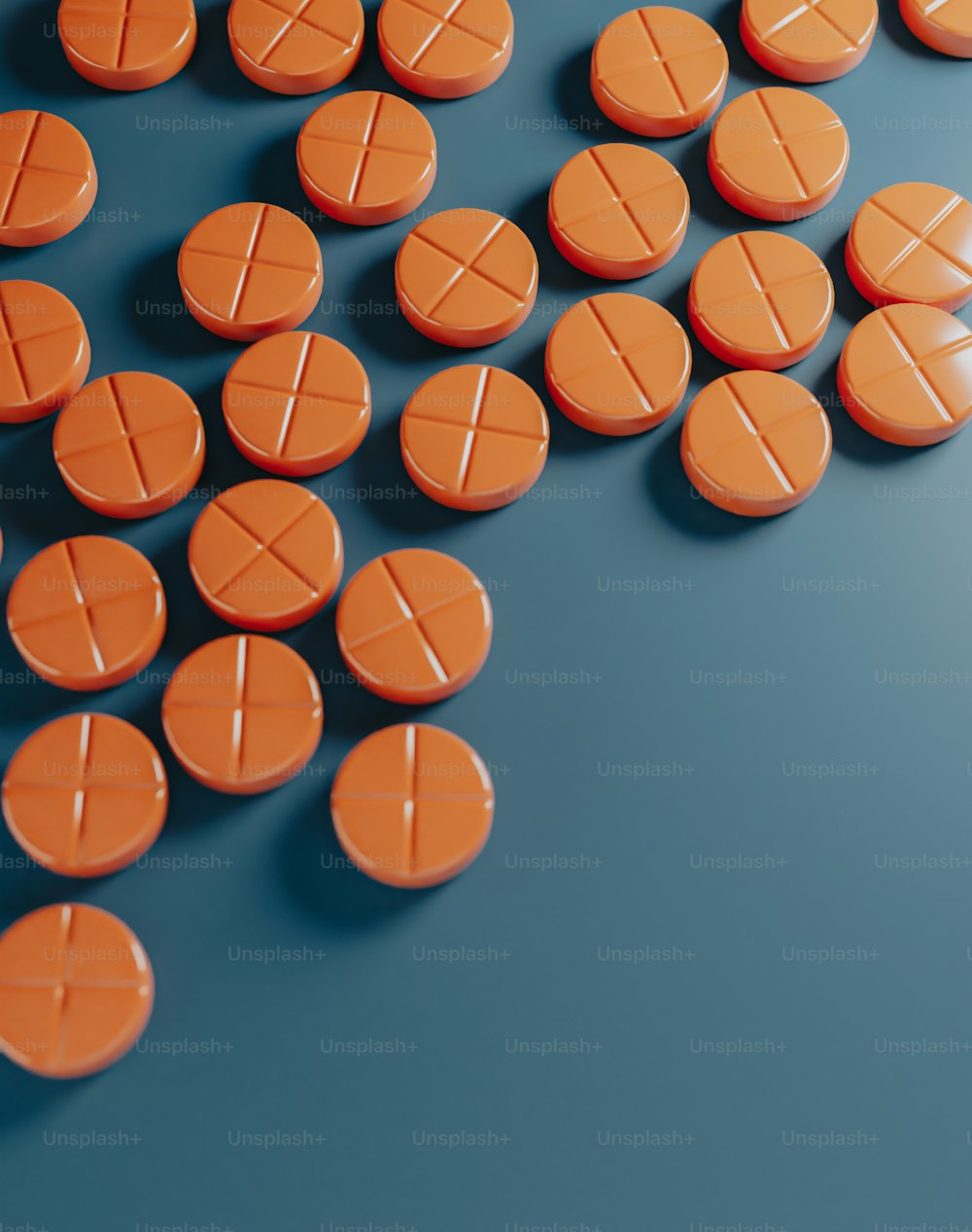 Eine Gruppe orangefarbener Pillen sitzt auf einem Tisch