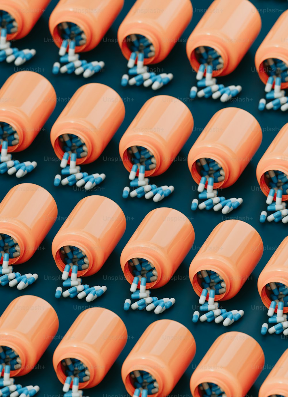 Eine Gruppe orangefarbener Pillenflaschen gefüllt mit blauen und weißen Pillen