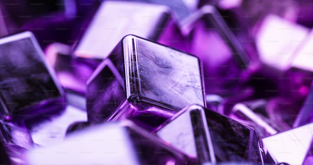 Una pila de cubos de vidrio púrpura sentados encima de una mesa
