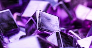 Una pila di cubi di vetro viola seduti sopra un tavolo