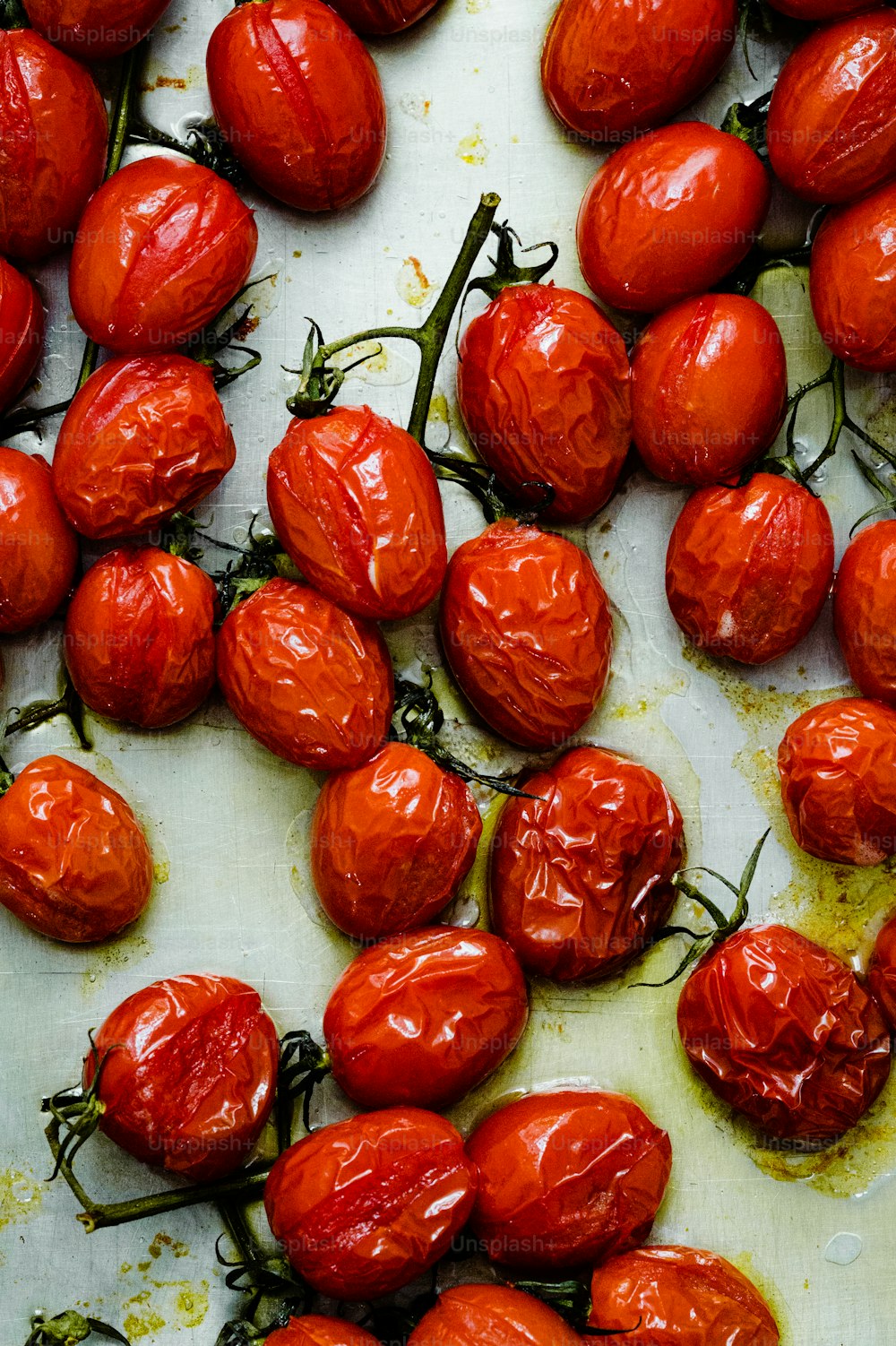 um monte de tomates que estão em uma mesa