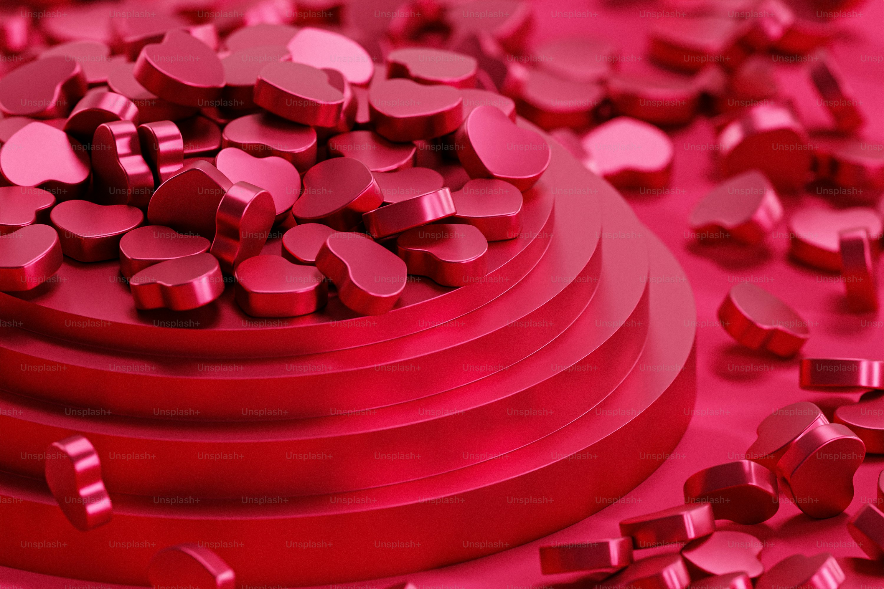 uma pilha de corações vermelhos sentados em cima de uma mesa