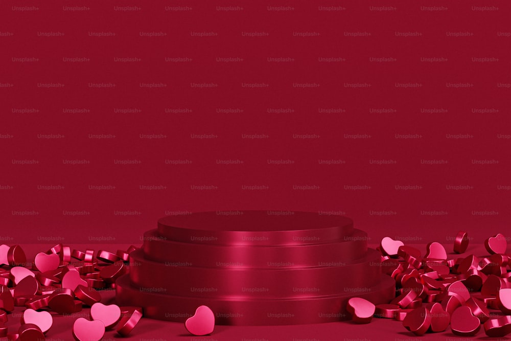 Ein Stapel rosa herzförmiges Konfetti auf rotem Hintergrund