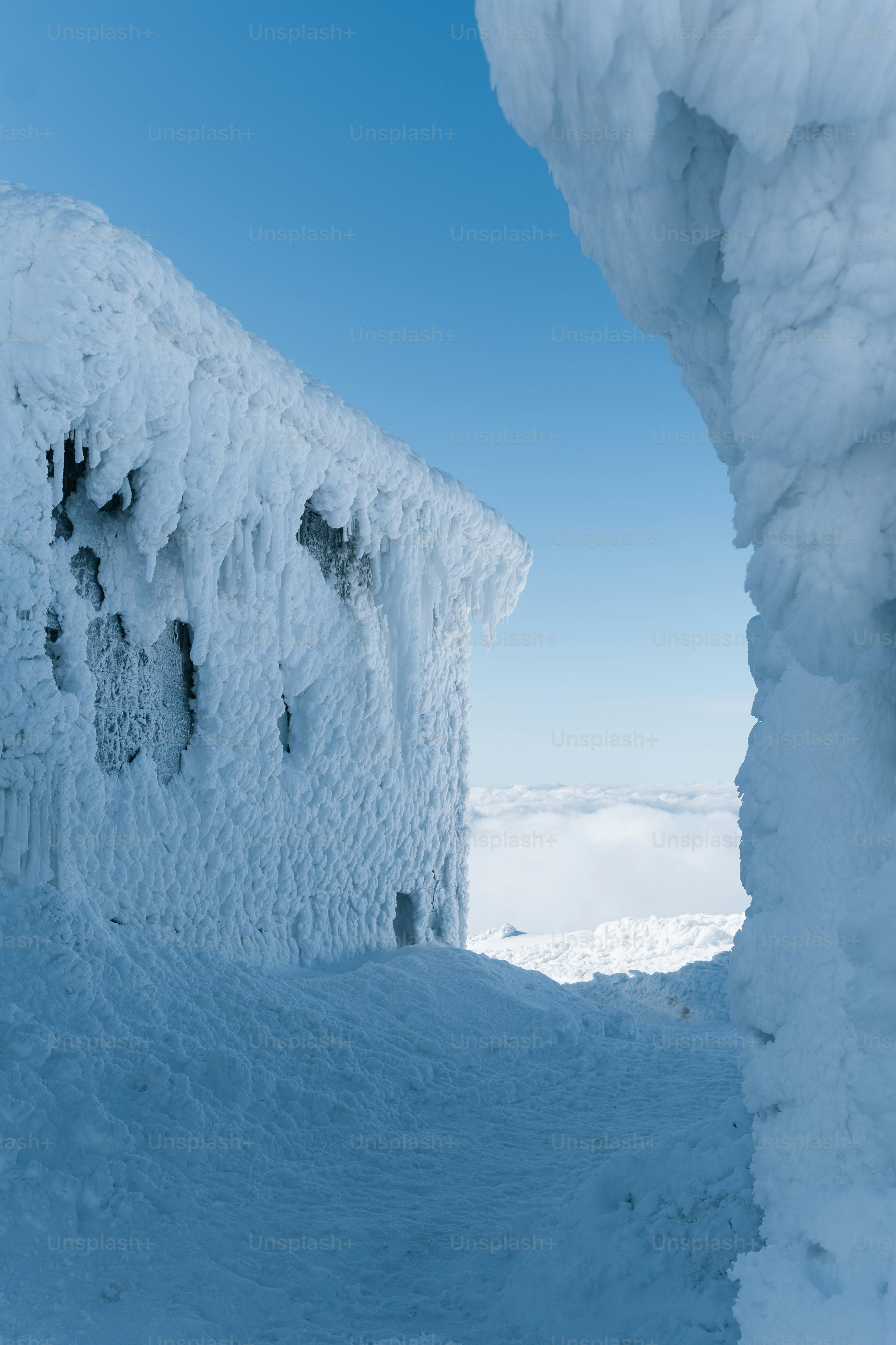 Ein schneebedeckter Berg mit einer sehr hohen Struktur