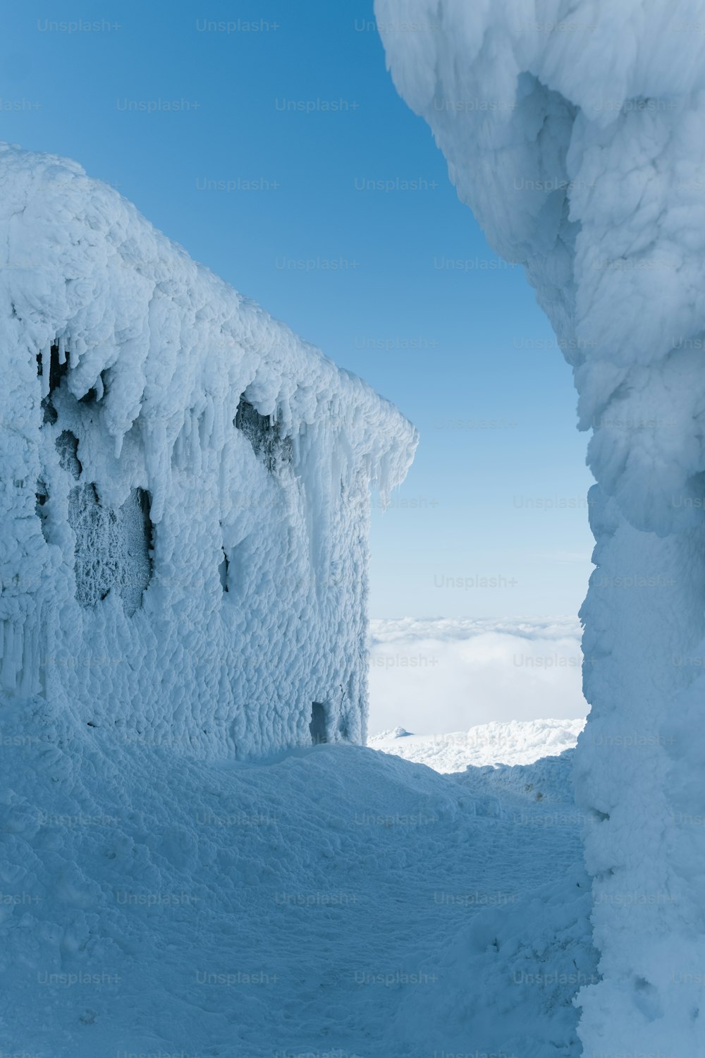 uma montanha coberta de neve com uma estrutura muito alta