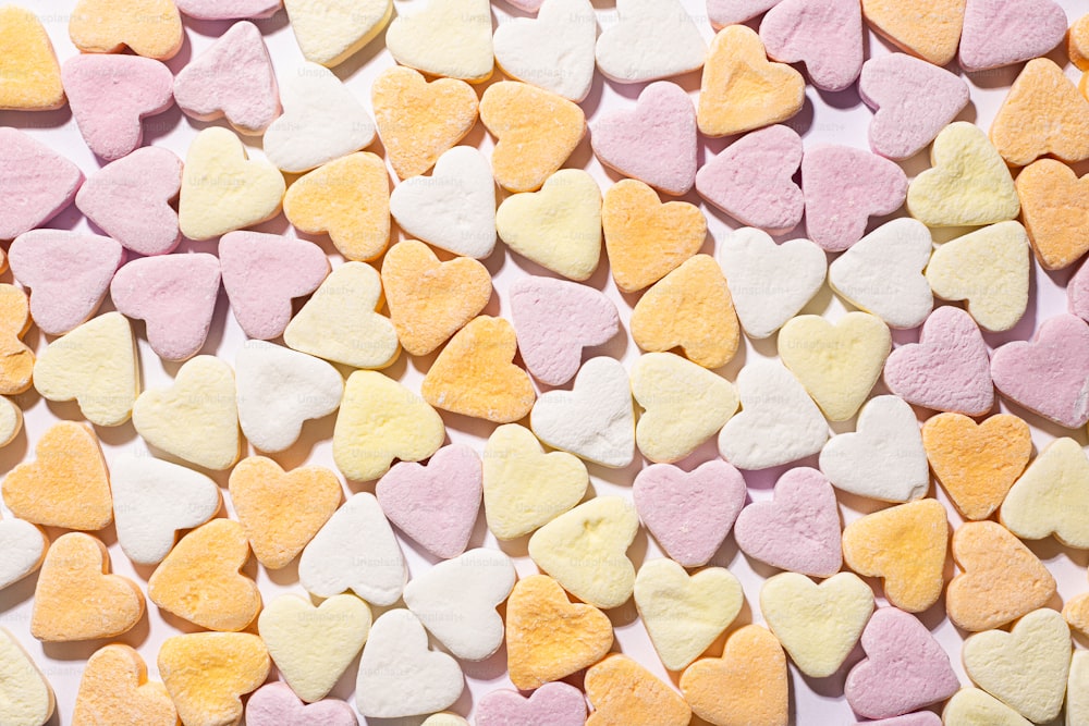 Un primer plano de un montón de corazones de caramelo