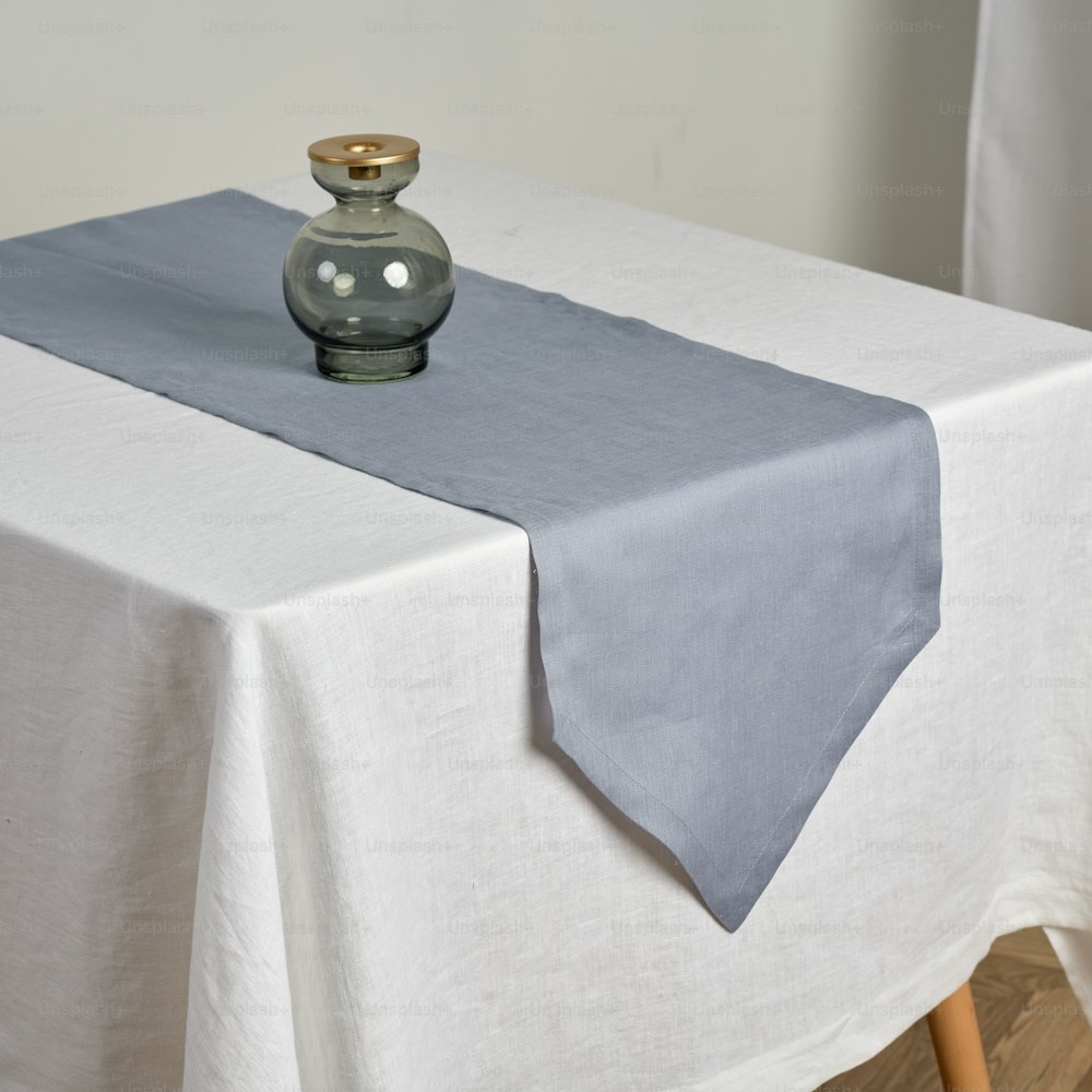 un vaso seduto sopra un tavolo bianco