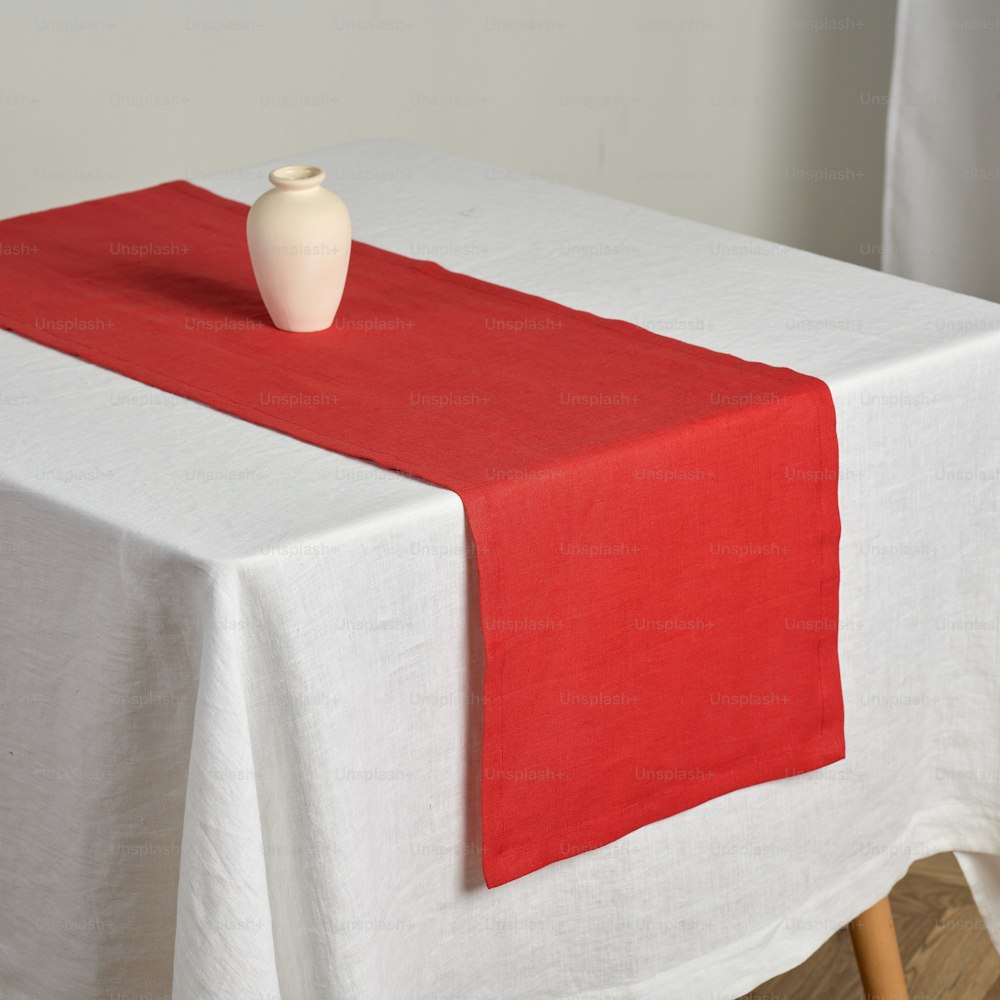 un vase blanc posé sur une table blanche