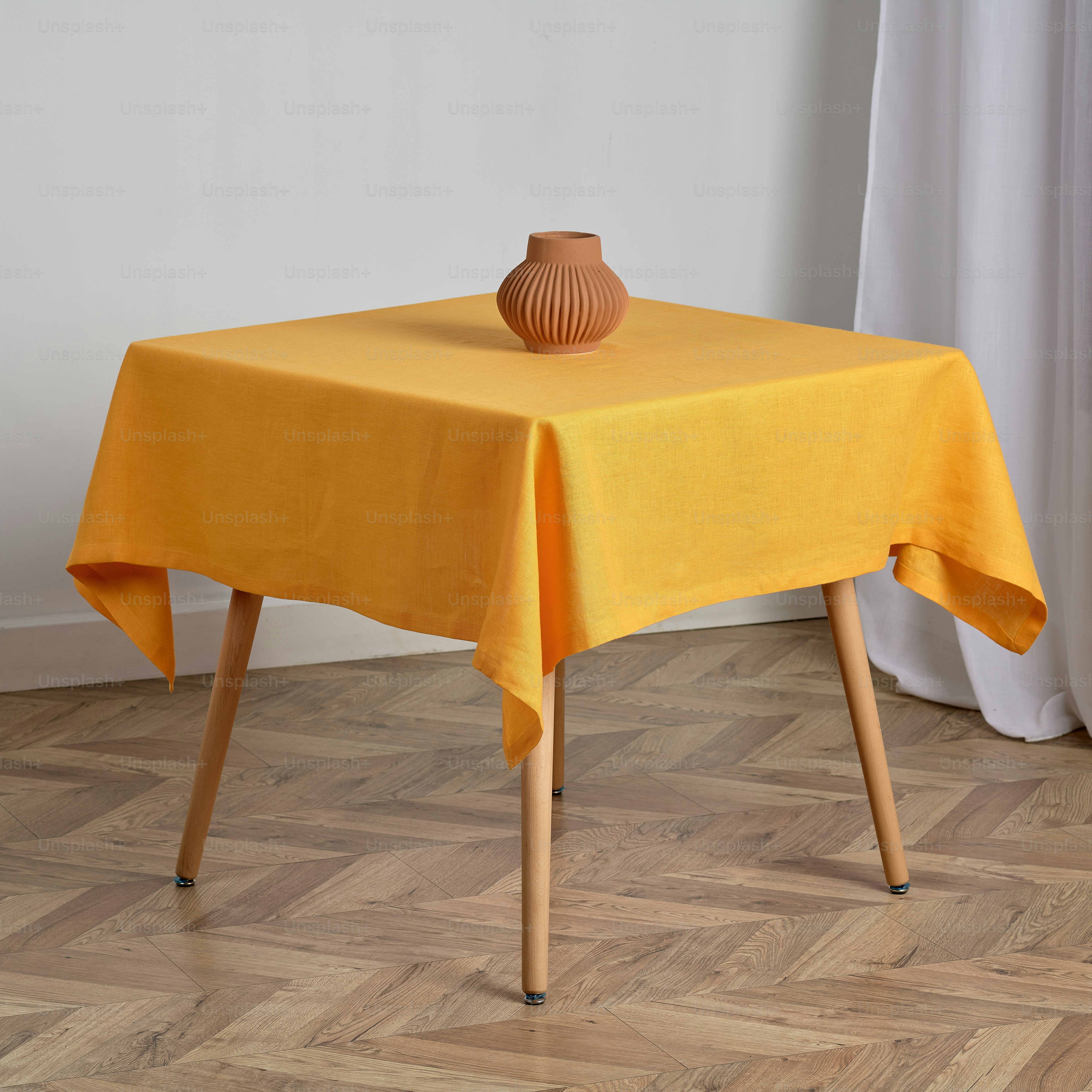 une table avec un vase dessus