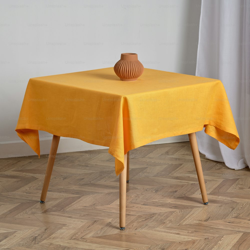 una mesa con un jarrón encima