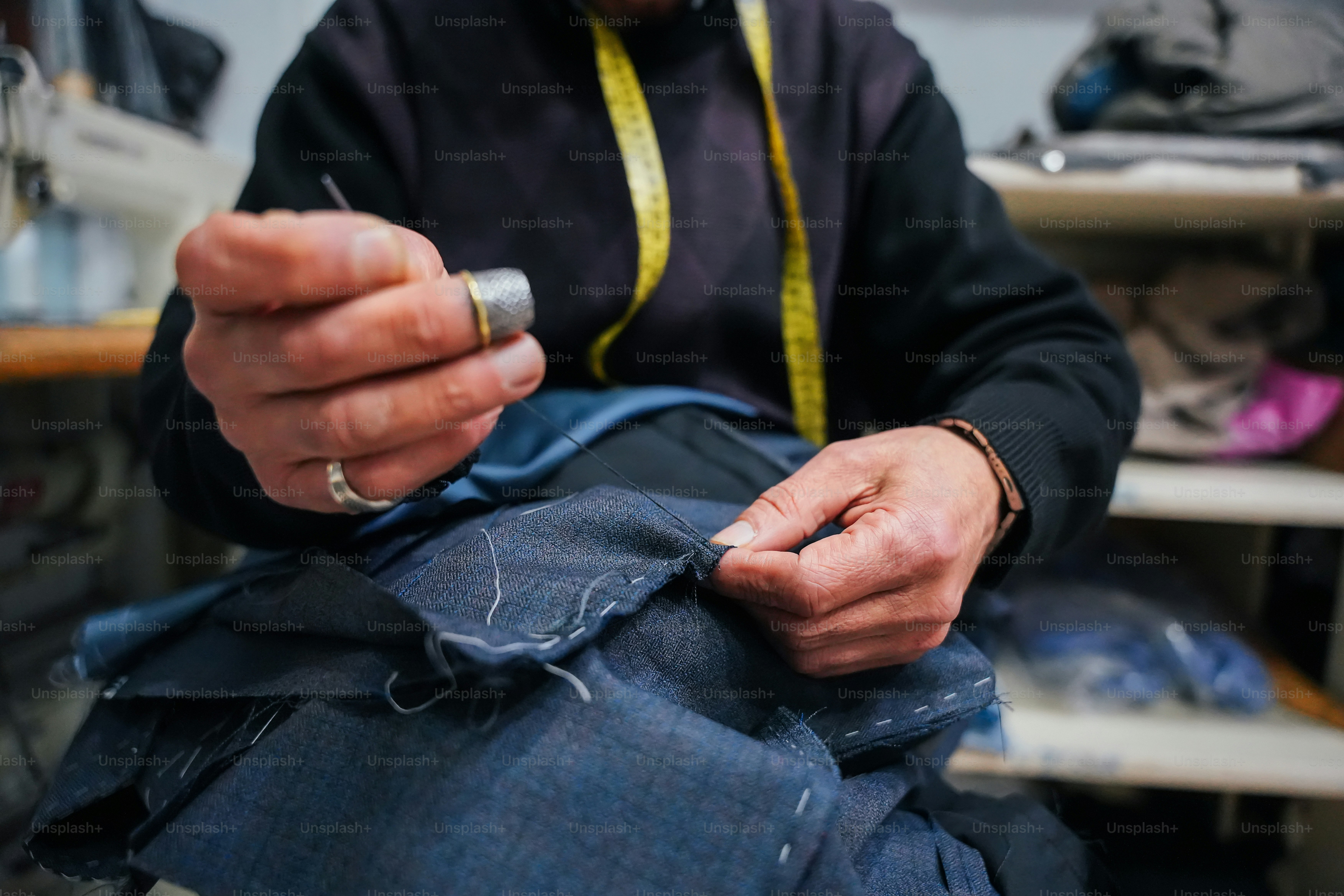 um homem que trabalha em um par de jeans