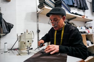 Un hombre está trabajando en una máquina de coser