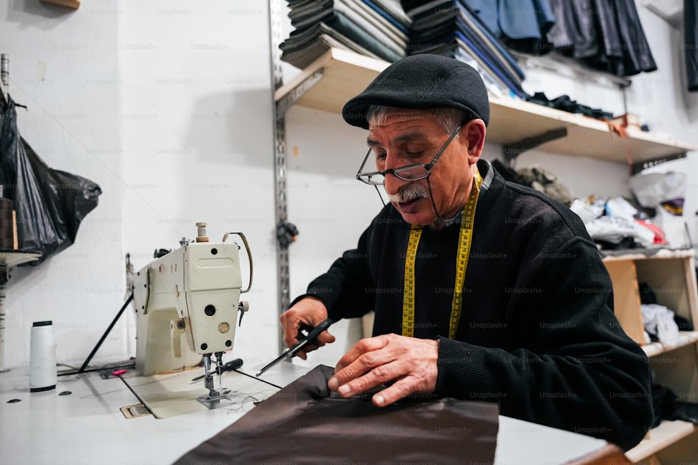 Un uomo sta lavorando su una macchina da cucire