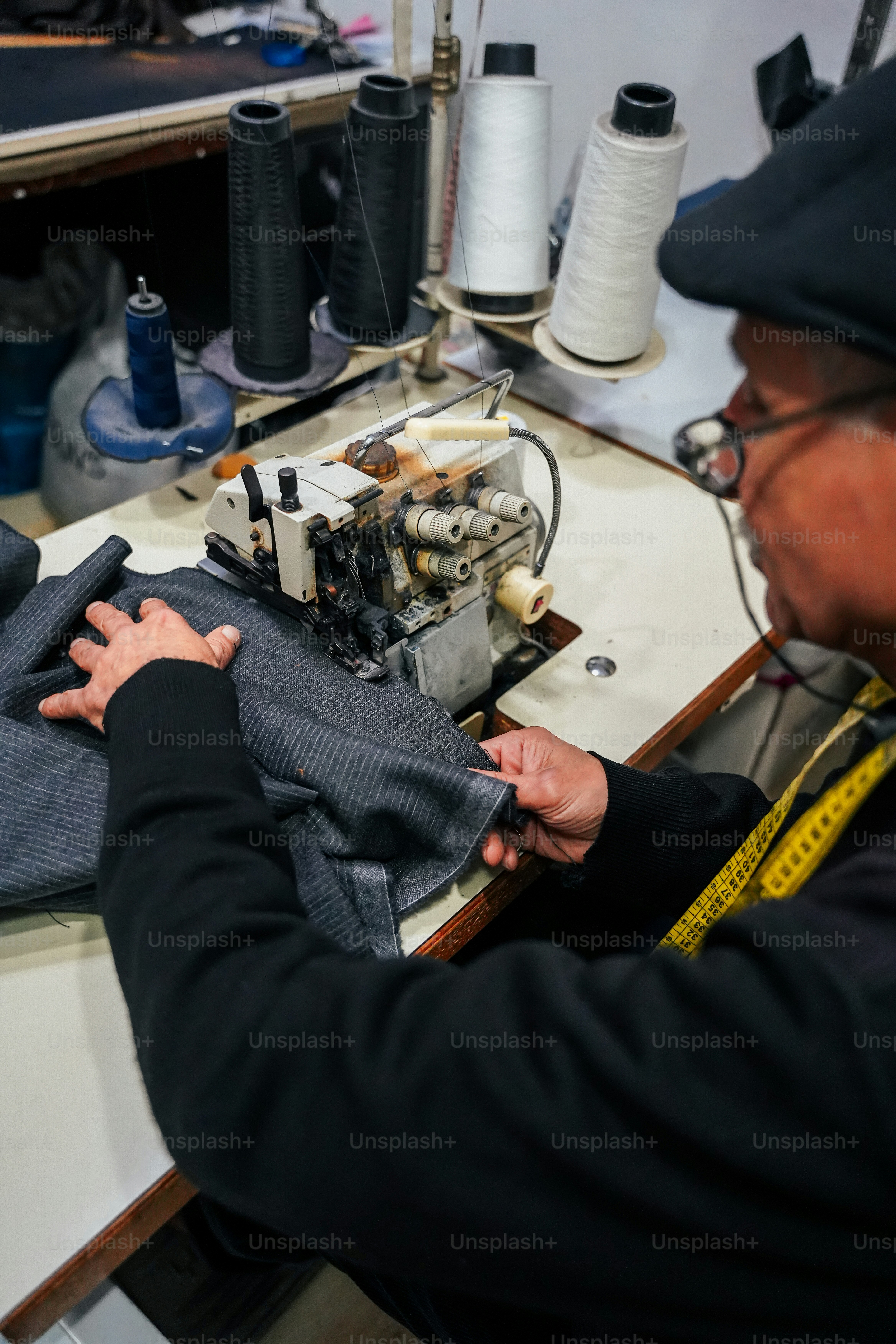 um homem que trabalha em uma peça de roupa