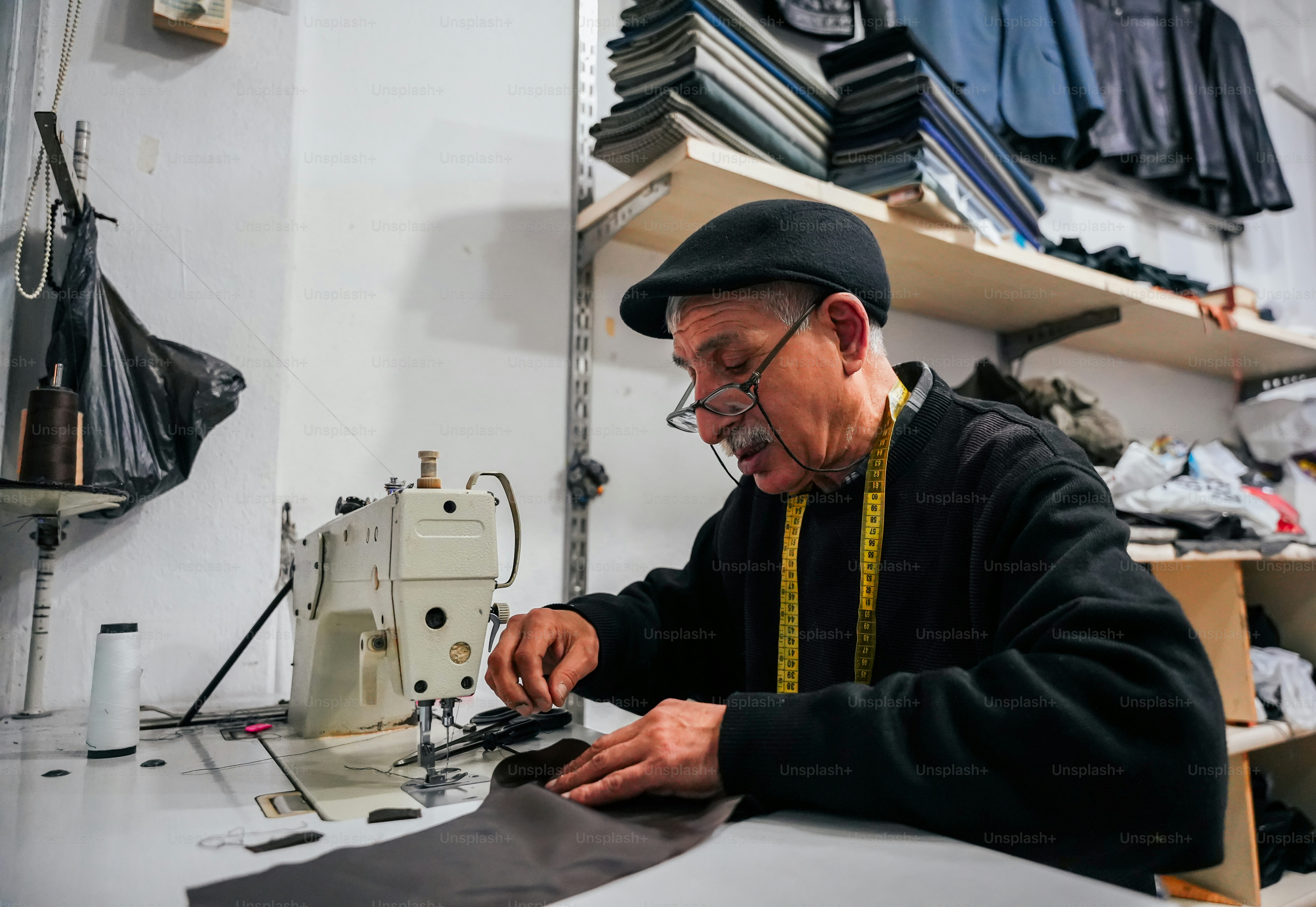 um homem está trabalhando em uma máquina de costura