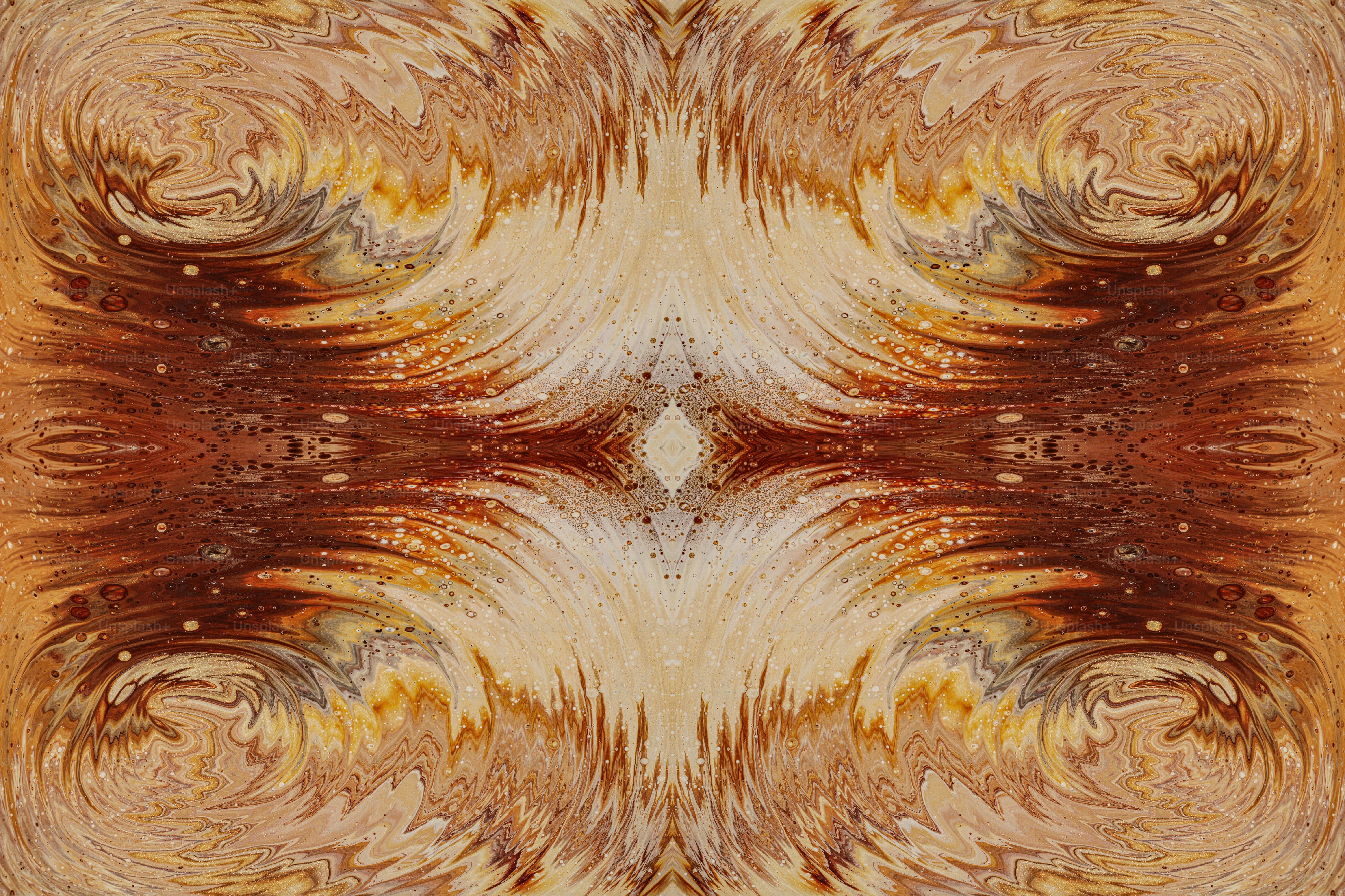 Un'immagine di un disegno astratto in marrone e giallo