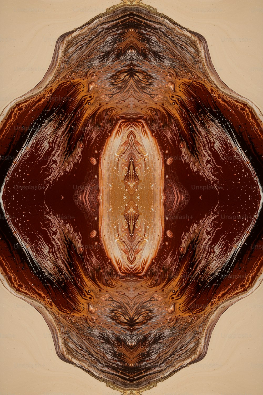 Una imagen abstracta de un objeto marrón y rojo