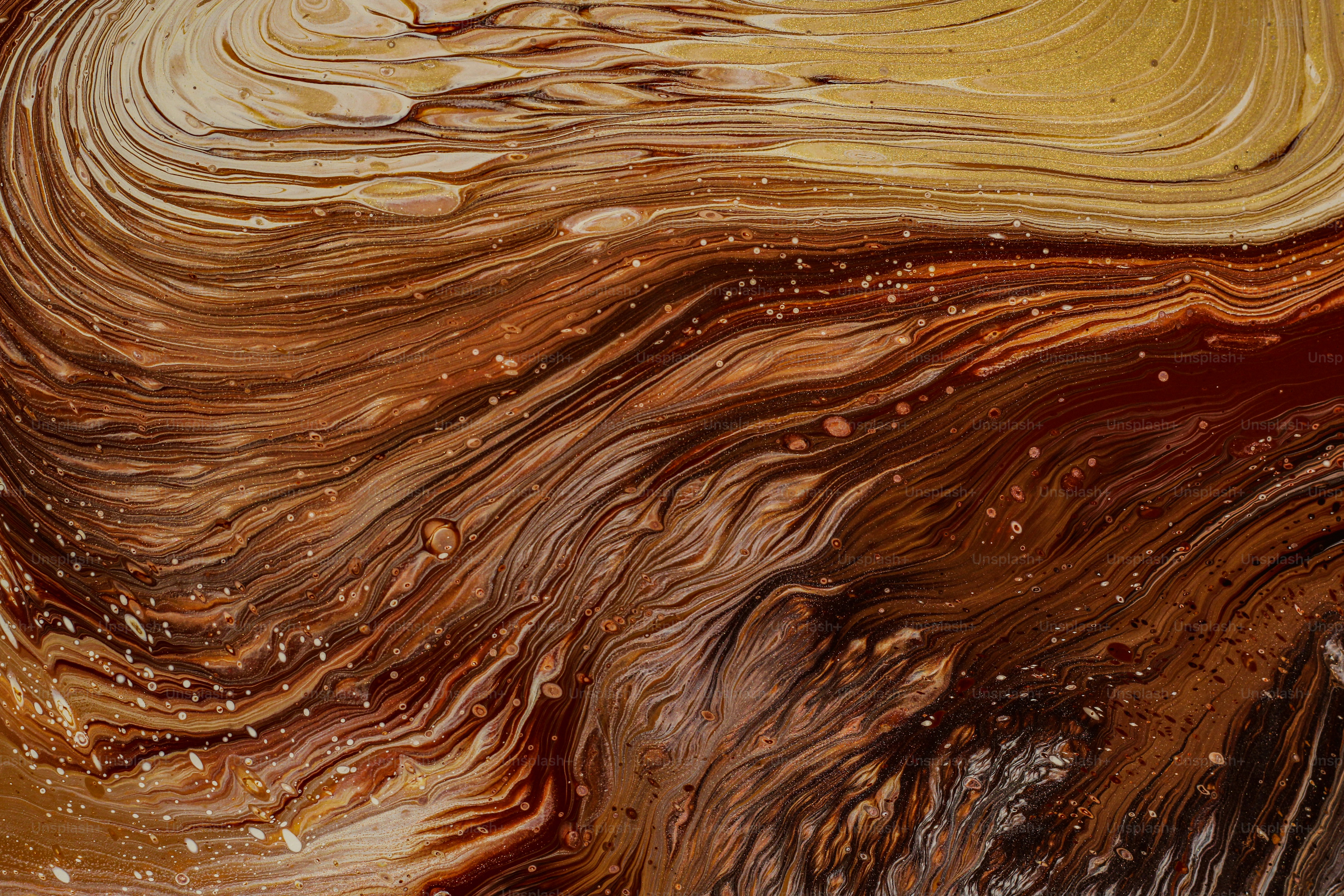 gros plan d’un tourbillon brun et blanc