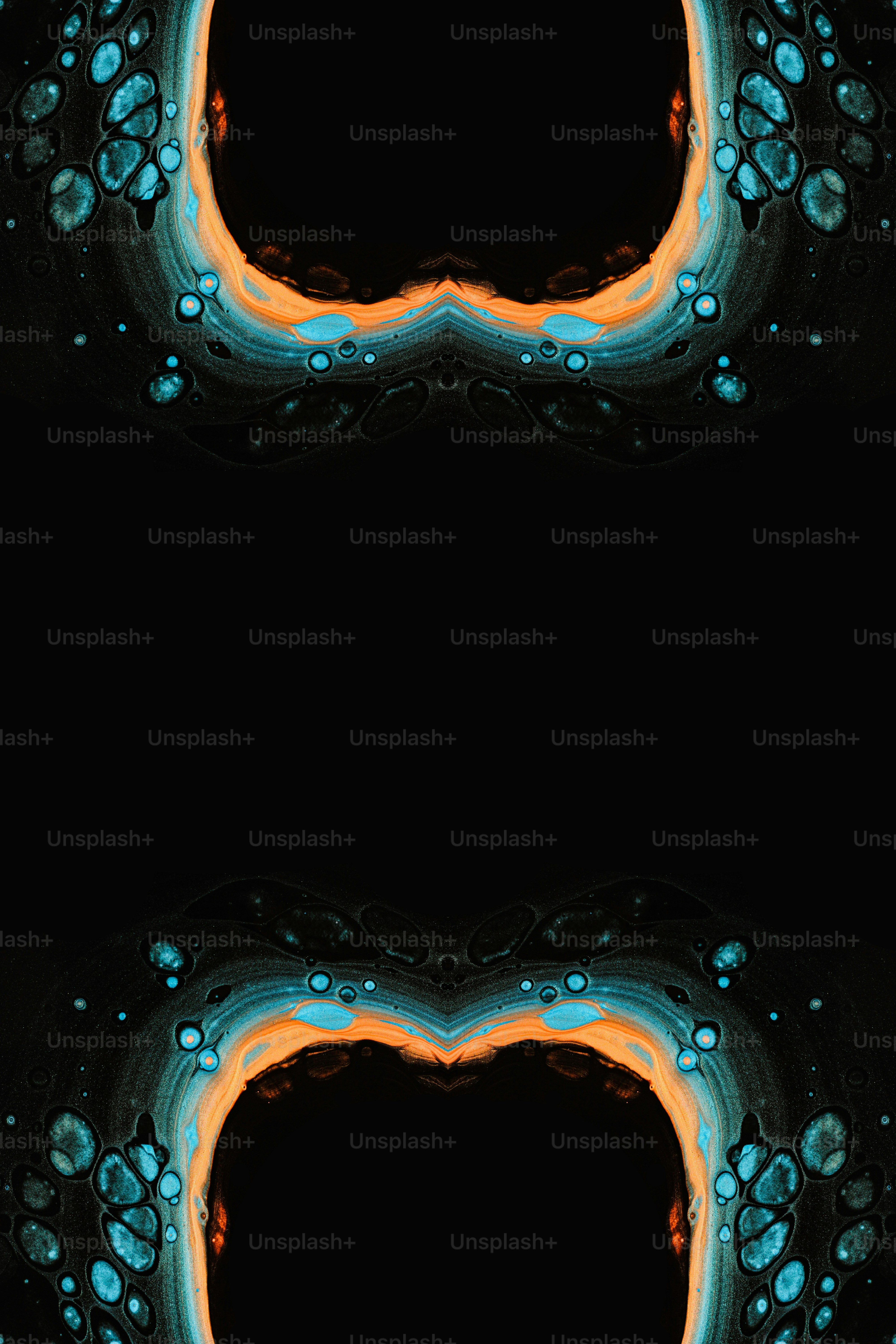 un fondo negro con formas azules y naranjas