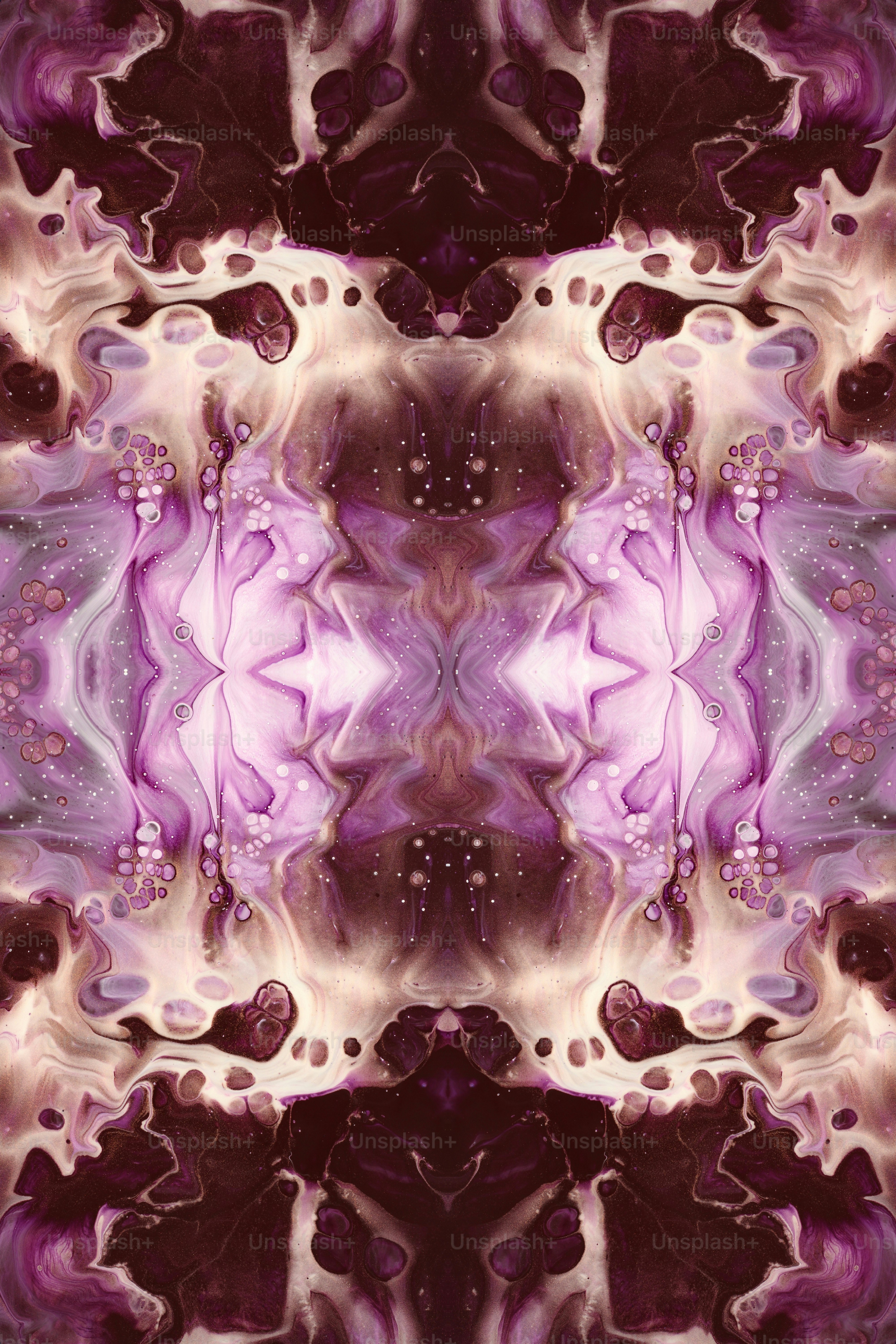 Un design abstrait violet et noir avec un fond blanc