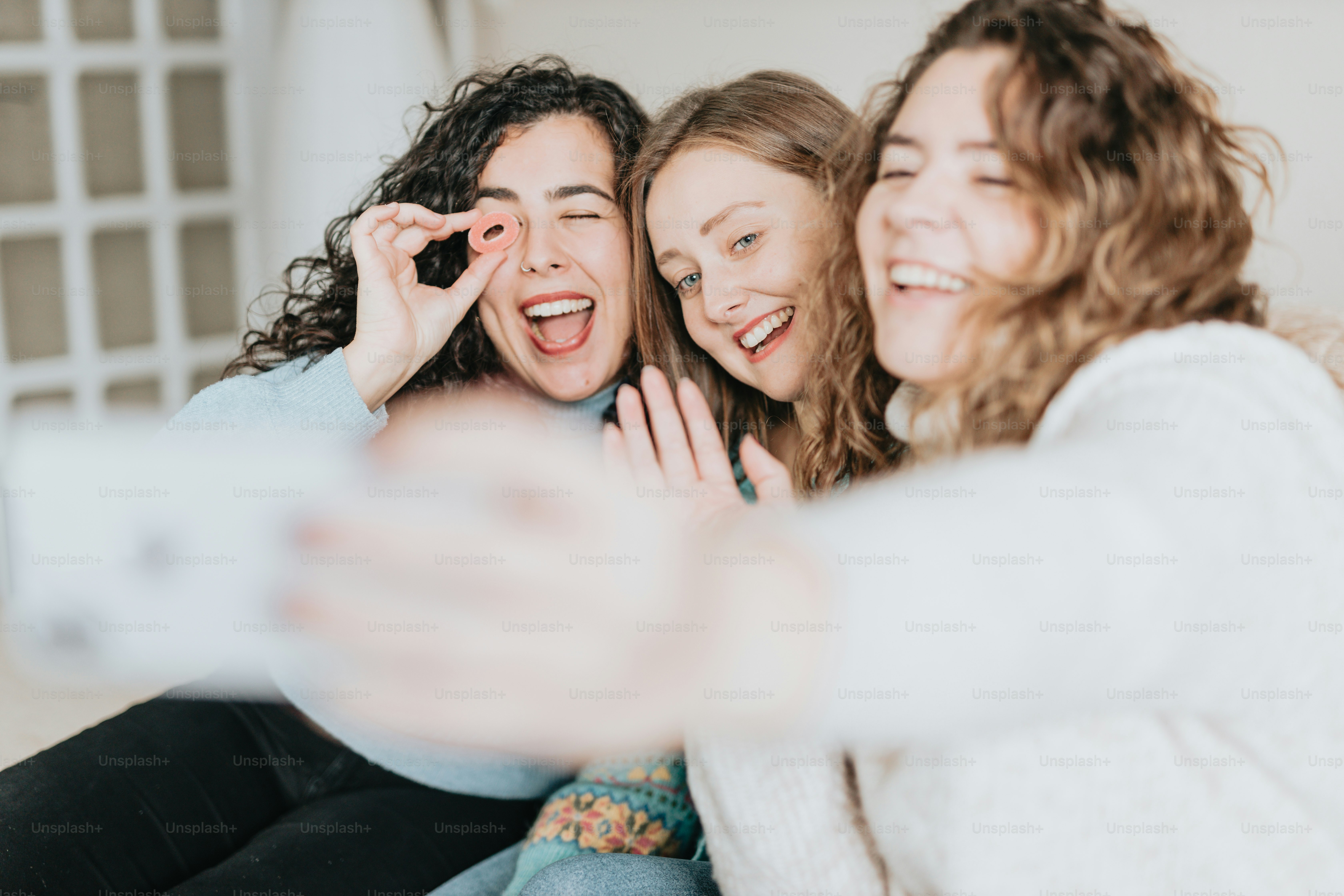 sekelompok remaja putri duduk bersebelahan satu sama lain