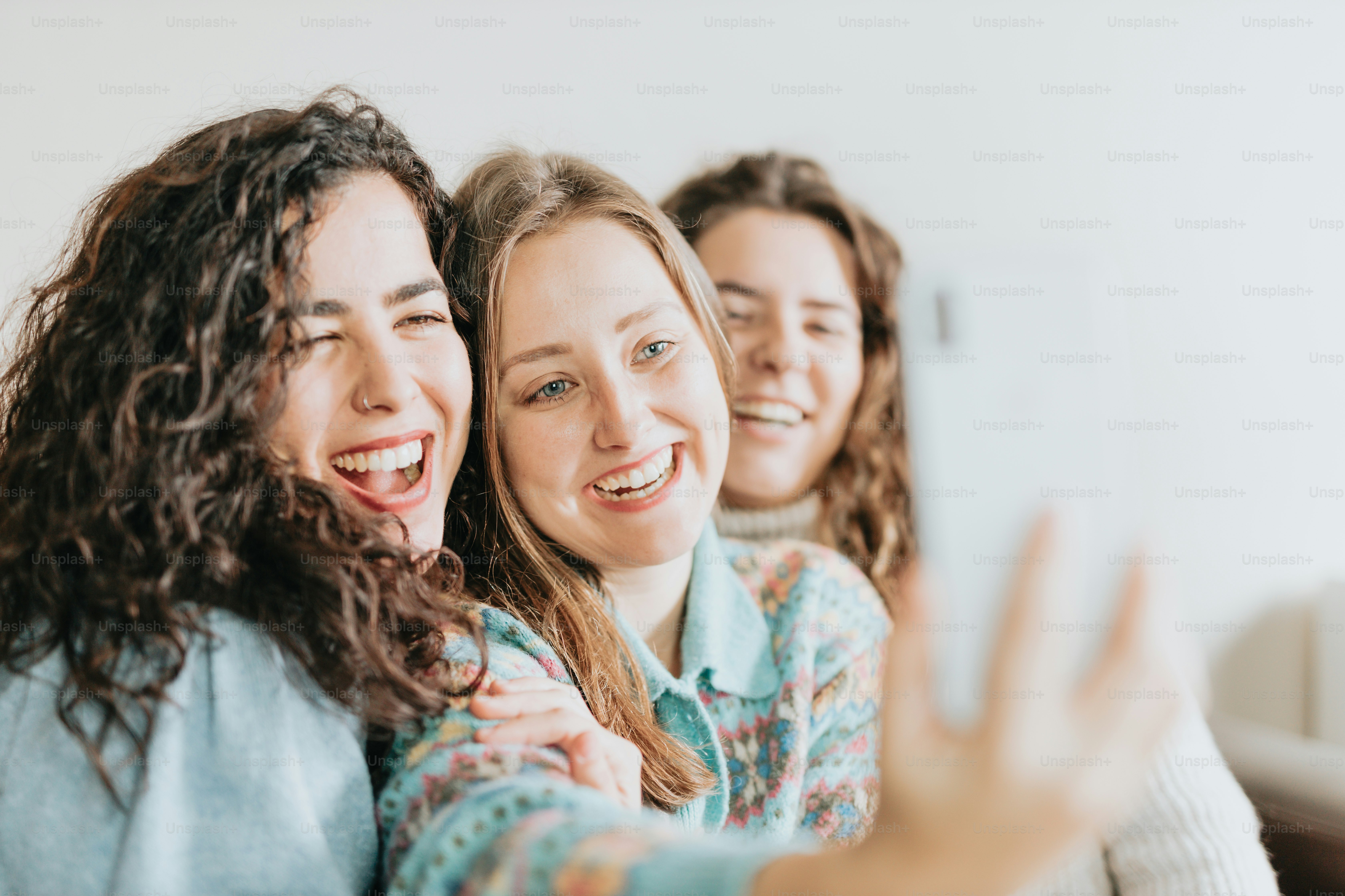 Un gruppo di donne che scattano una foto con un telefono cellulare