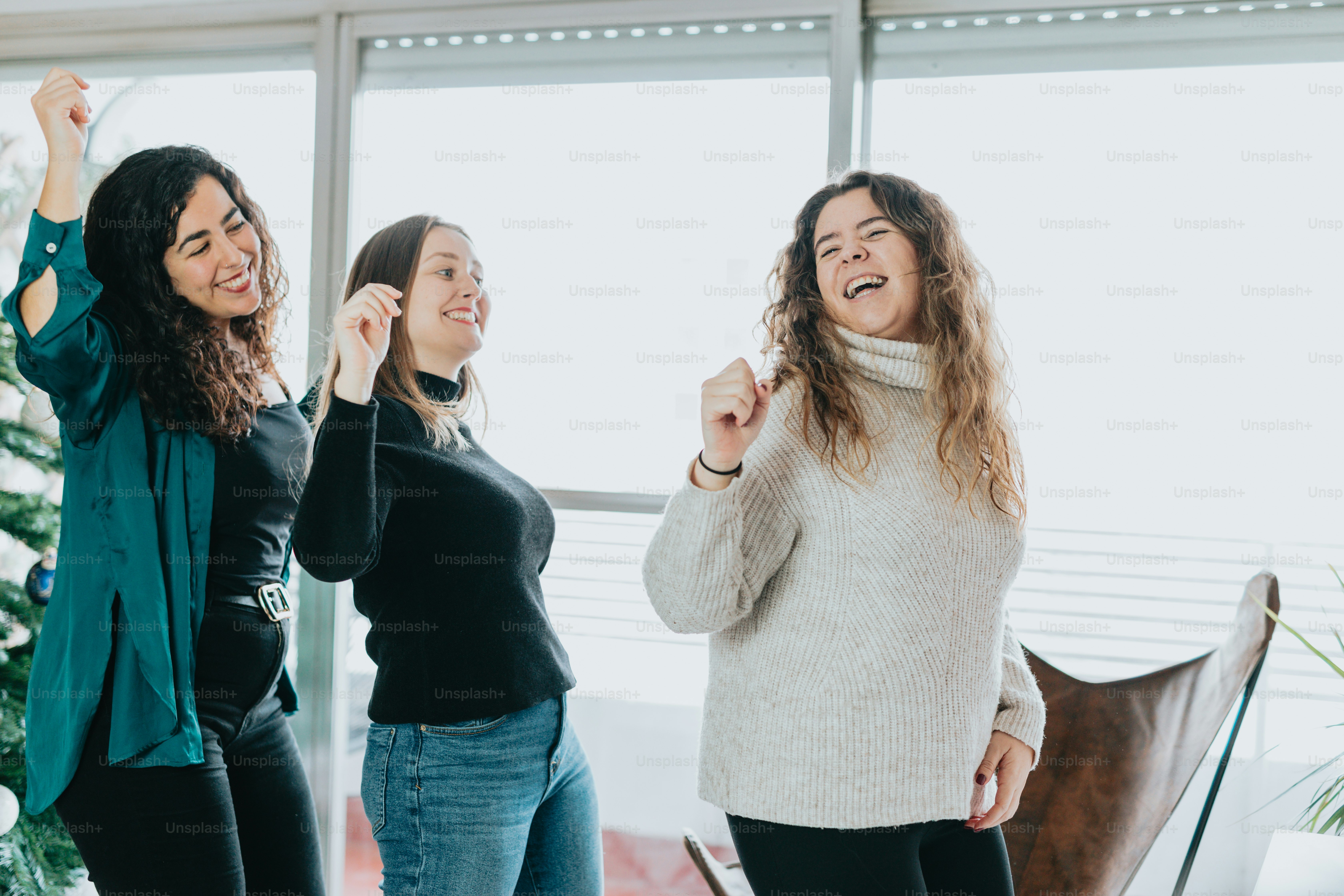 Un gruppo di donne in piedi l'una accanto all'altra