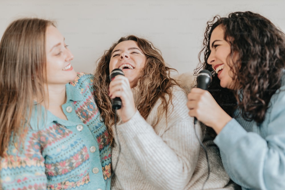 um grupo de mulheres cantando em um microfone