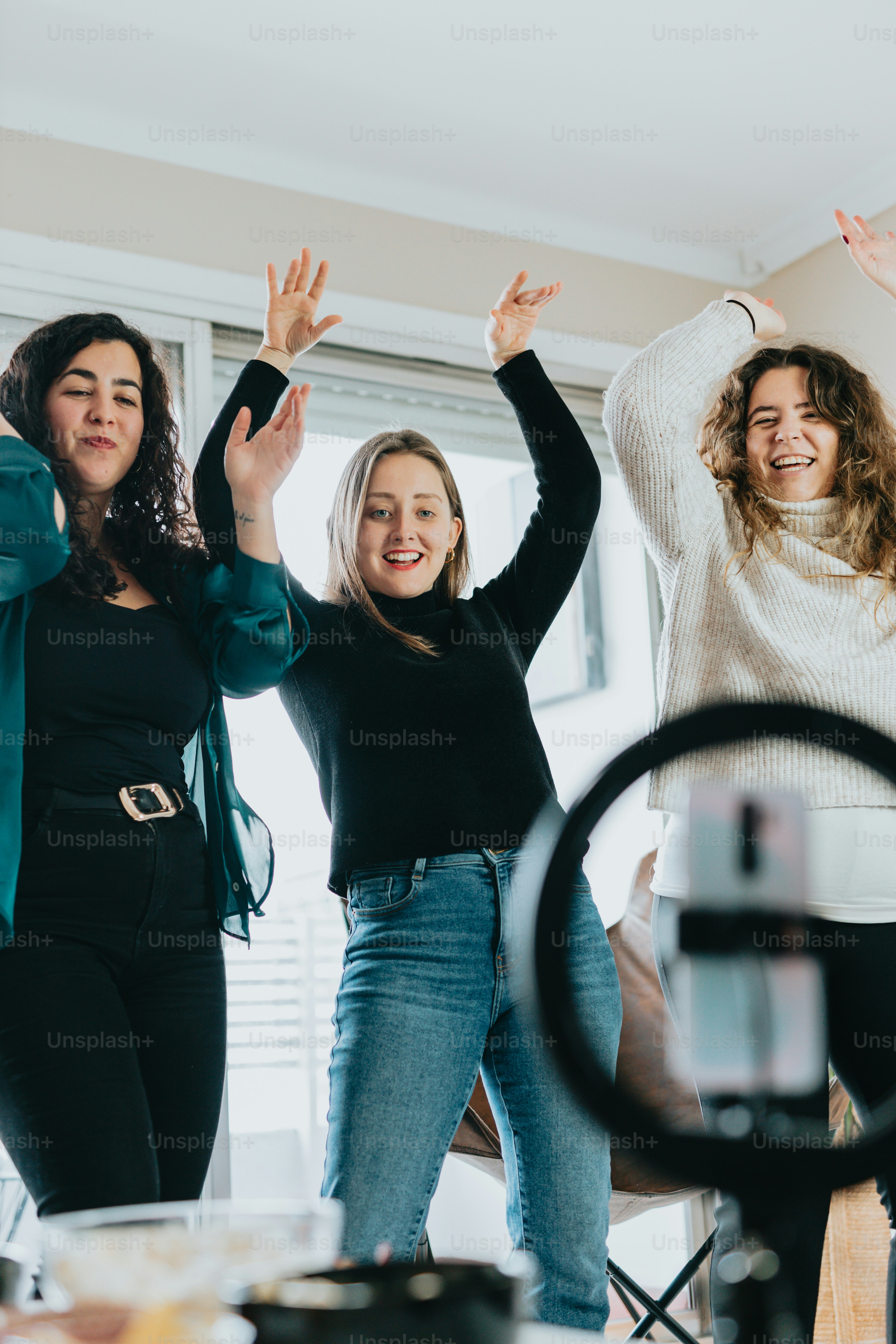 Un gruppo di donne in piedi l'una accanto all'altra