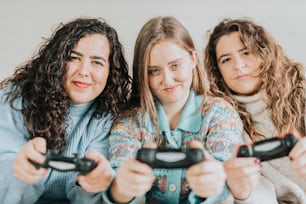 Drei Mädchen spielen zusammen ein Videospiel