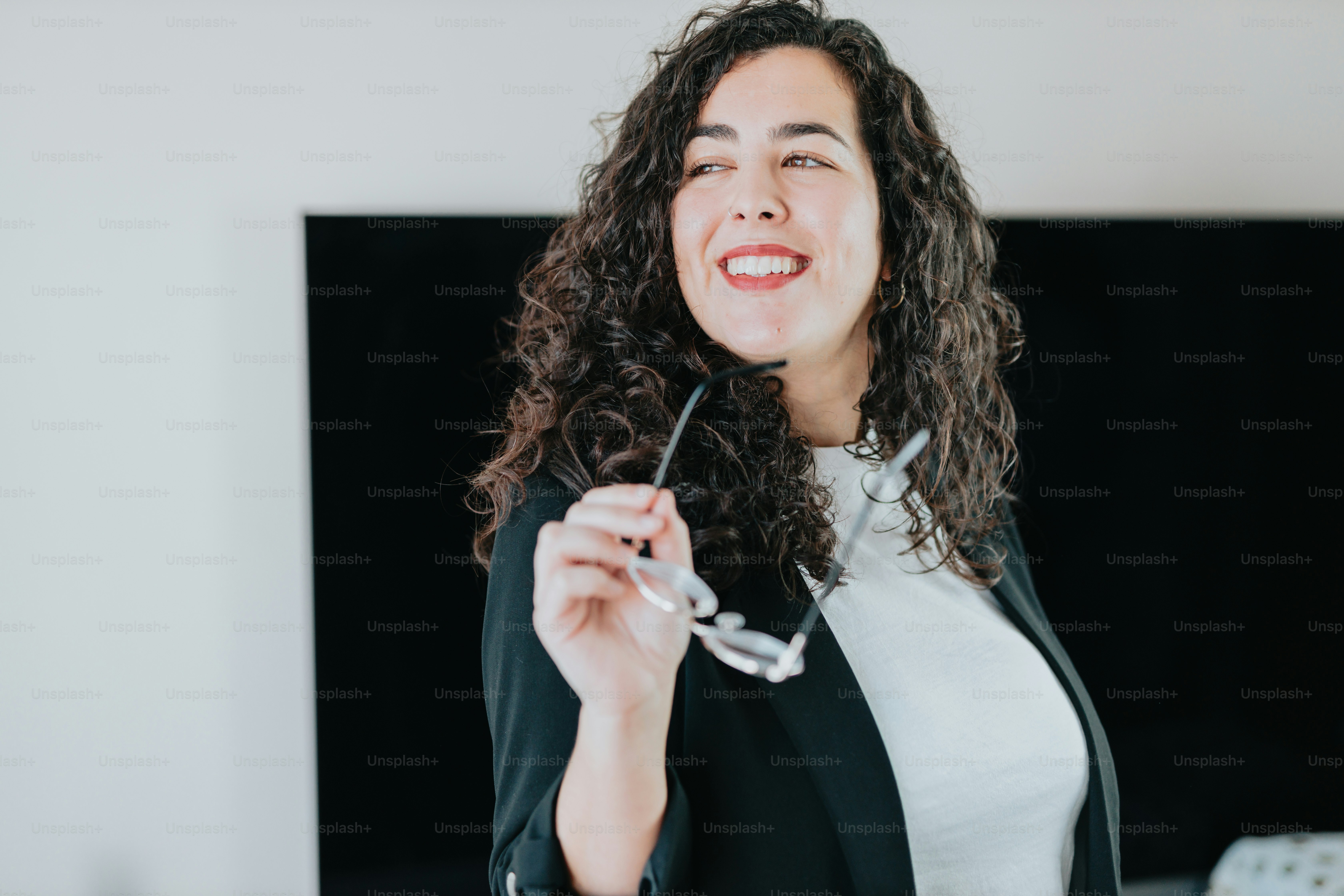 uma mulher segurando uma lupa em sua mão