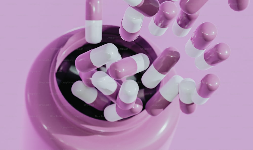ein Glas gefüllt mit vielen rosa und weißen Pillen