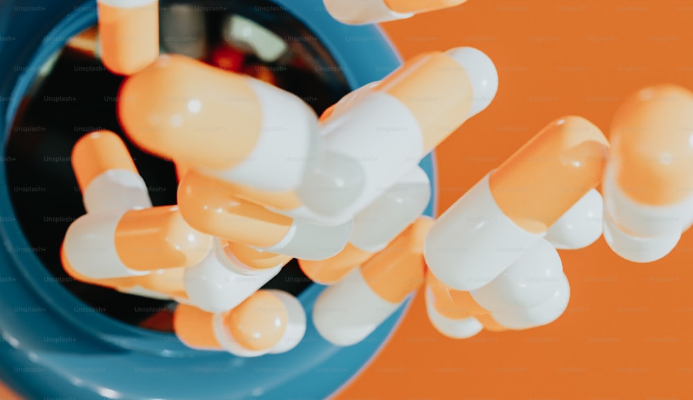 um grupo de pílulas sentadas em cima de um recipiente azul