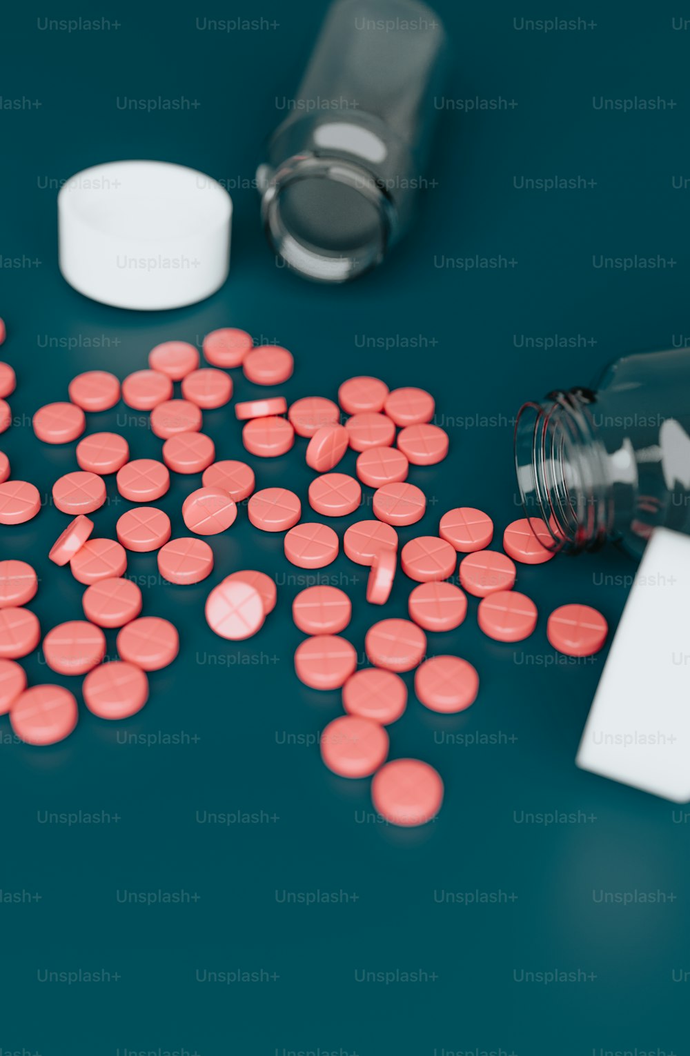 uma mesa coberta com muitas pílulas ao lado de um frasco de pílulas