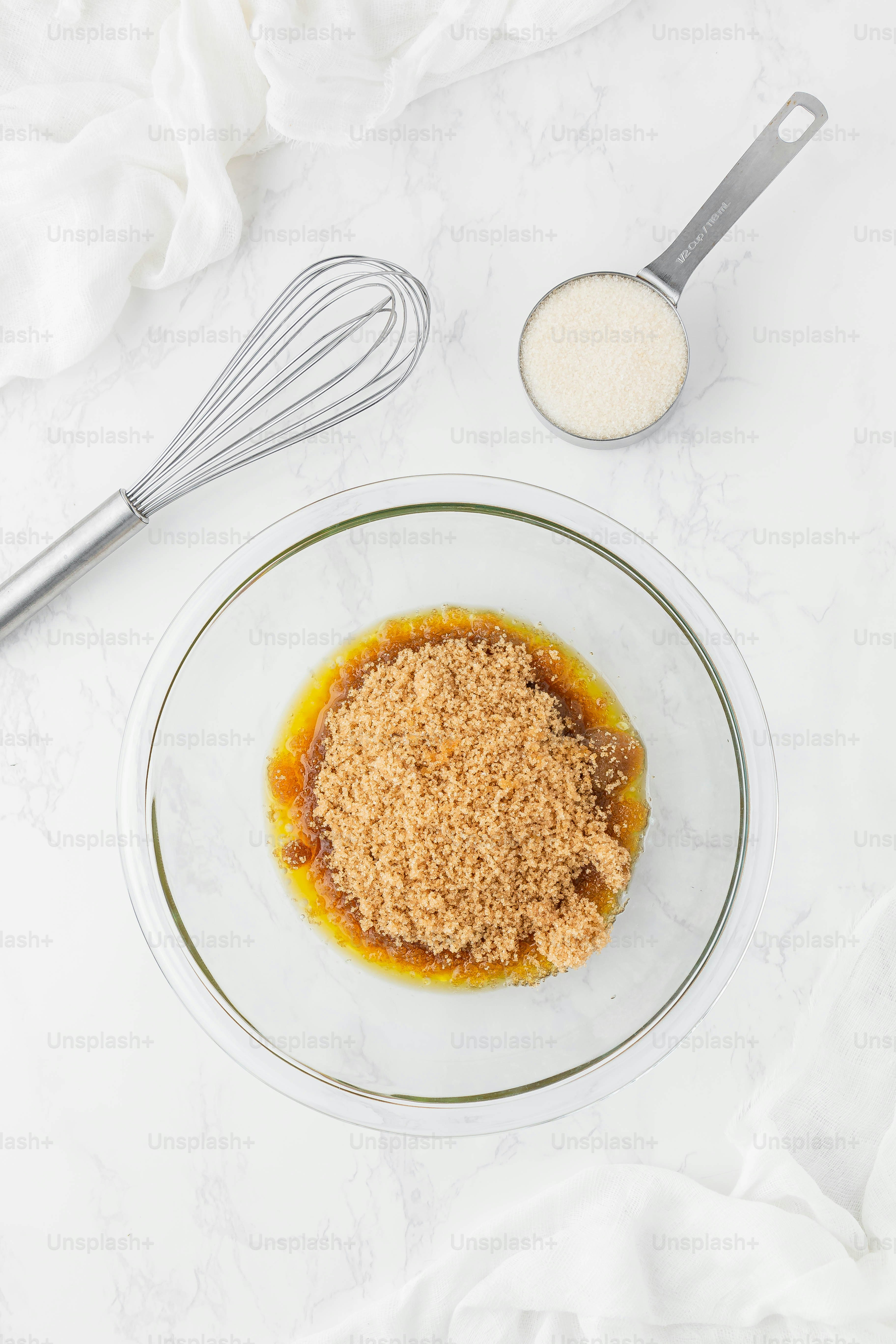 un bol de nourriture et un fouet sur une table