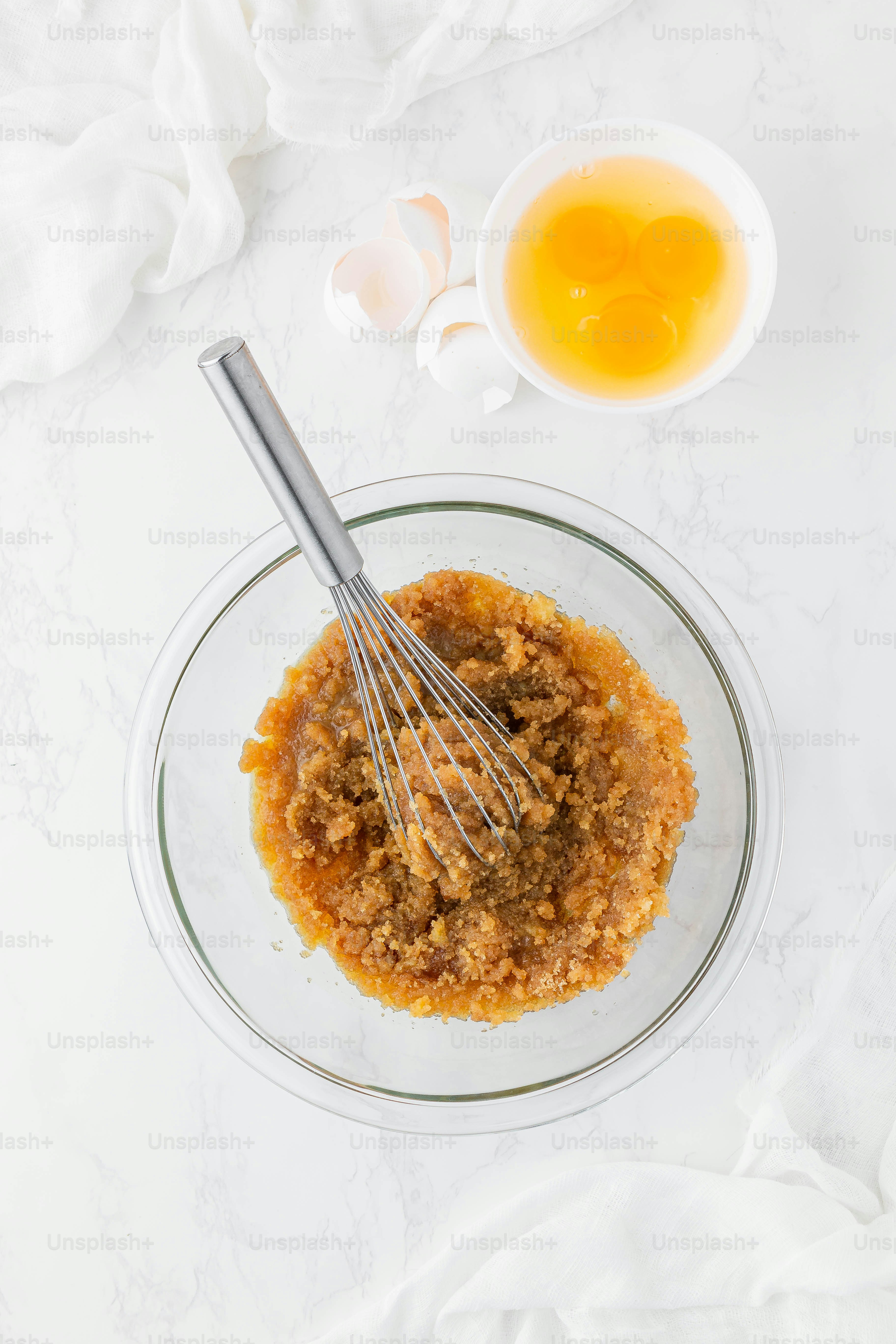 un bol de nourriture et un fouet sur une table