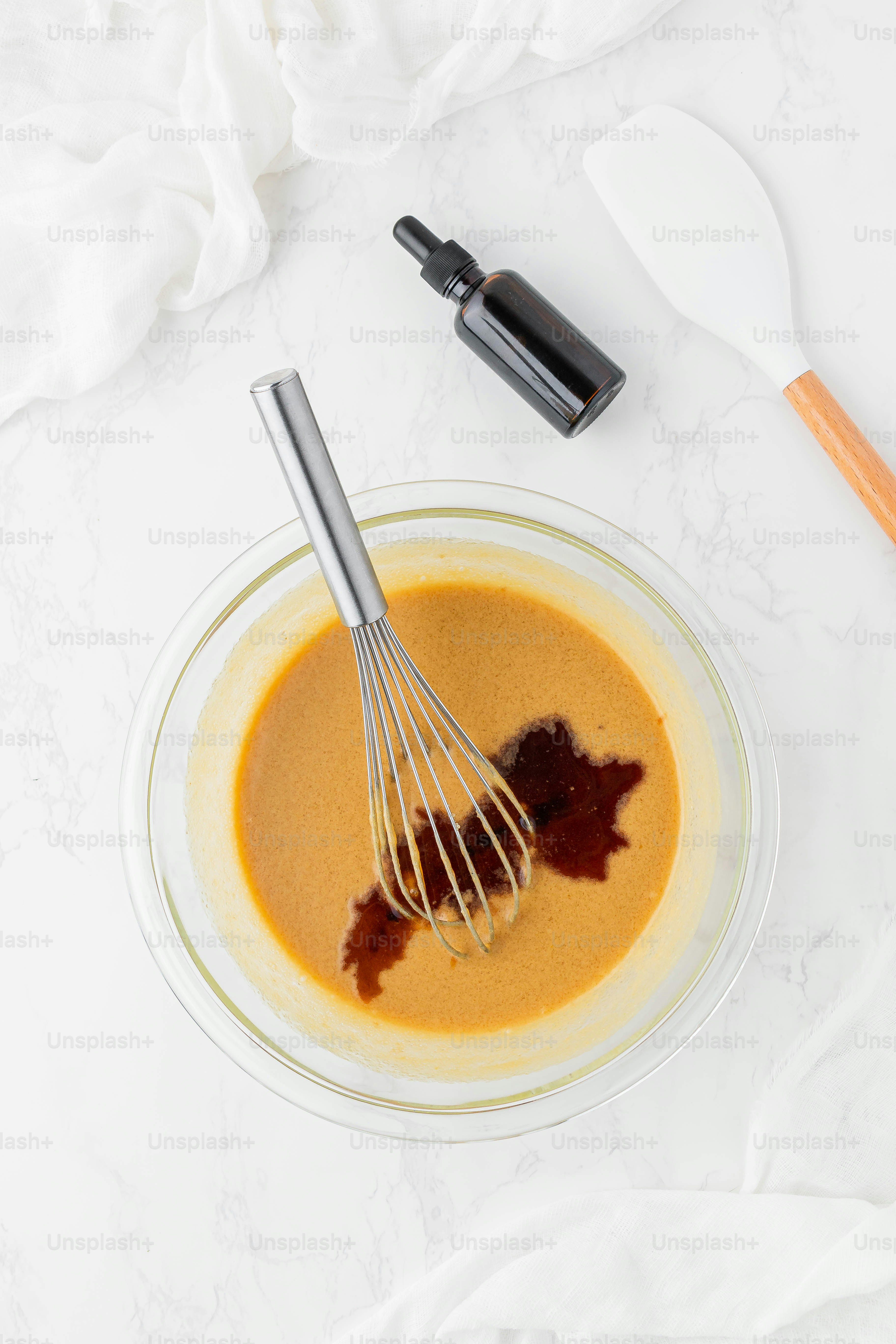 un bol avec un fouet et de la sauce